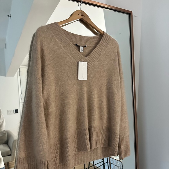 BRAND NEW NWT AUTUMN CASHMERE Brushed Boxy V in color Cappucino Pullover sweater - Picture 3 of 5